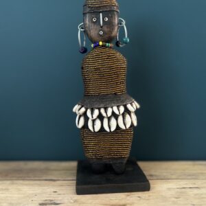 Statuette XS perles dorées foncées et coquillages