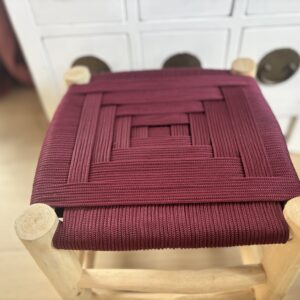 Tabouret marocain couleur lie de vin tressé en corde du nylon