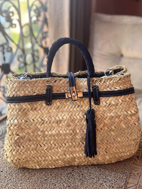 panier sac a main maroc tresse en fibres naturelles fait a la main pompons de finition en daim anses du panier daim et bandouliere artisanat maroc fait main bleu mat