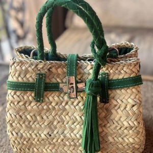 panier sac a main tresse en fibres naturelles vert sapin anses bandouliere et pompon de finition en daim fait main maroc