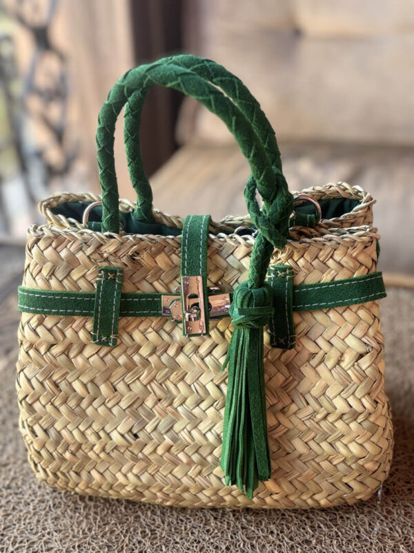 panier sac a main tresse en fibres naturelles vert sapin anses bandouliere et pompon de finition en daim fait main maroc