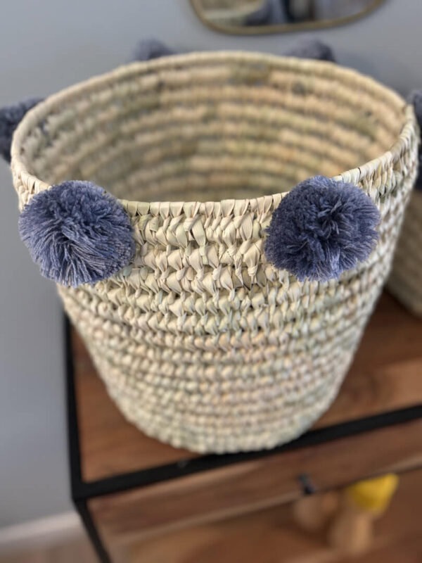 paniere de rangement en fibre naturelle fait a la main finition pompons chambre denfants