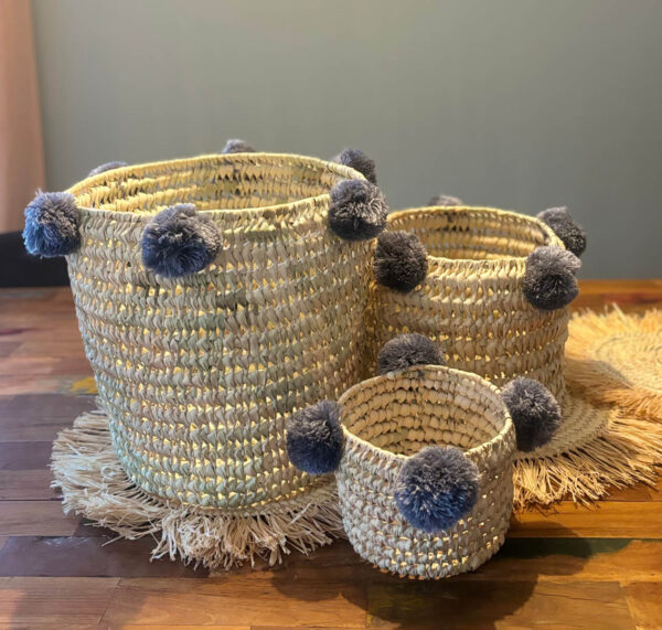 panieres de rangement en fibres naturelles a pompons fait main maroc