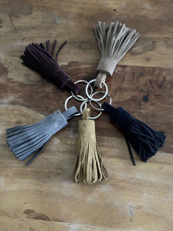 porte cles forme pompon en daim maroquinerie atelier maroc