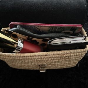 pochette raphia et daim noir intérieur contenance