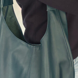 Sac cuir bleu encre porté épaule
