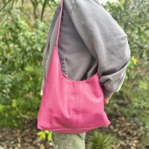 Sac cuir porté épaule fuschia