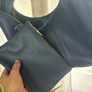 Sac en cuir bleu encre et sa pochette intérieure