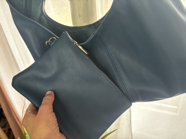 Sac en cuir bleu encre et sa pochette intérieure