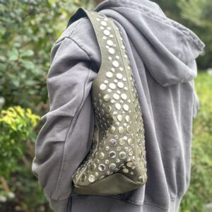 Sac à main cuir kaki Collection Eclat de Marrakech Rivets métalliques Fermerture lien en cuir Doublure et poche intérieur