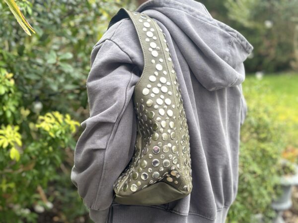 Sac à main cuir kaki Collection Eclat de Marrakech Rivets métalliques Fermerture lien en cuir Doublure et poche intérieur