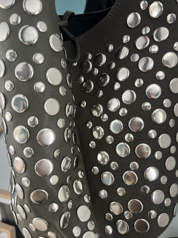 Sac à main à rivets métalliques cuir Couleur kaki Collection Eclat de Marrakech