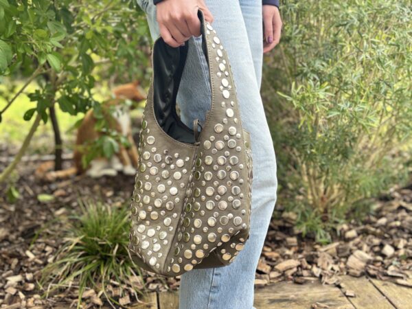 Sac à main kaki avec rivets métalliques Collection Eclat de Marrakech
