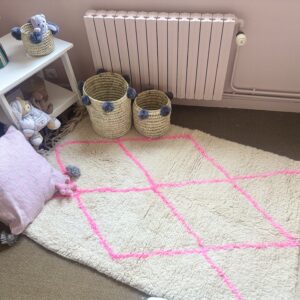 Tapis laine berbère Beni Ouarain tissé rose vif dans la trame motifs losanges