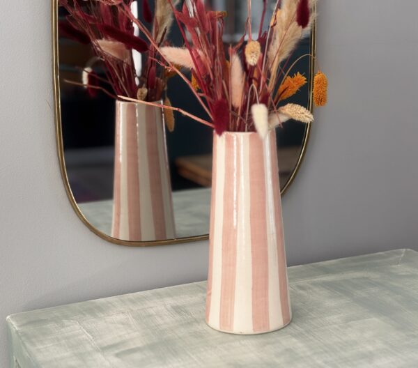 Vase céramique blanche et rayures roses